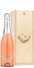 A wooden wine box with custom engraving, holding a bottle of rosé sparkling wine with a personalized label.