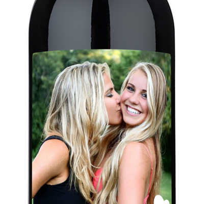 Two women hugging on a wine label with hearts and the text Happy Mothers Day.